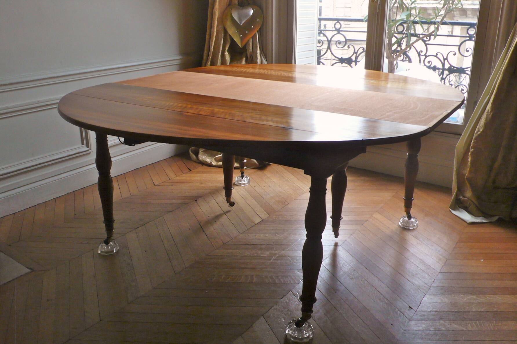 Magnificent 19th century walnut dining table