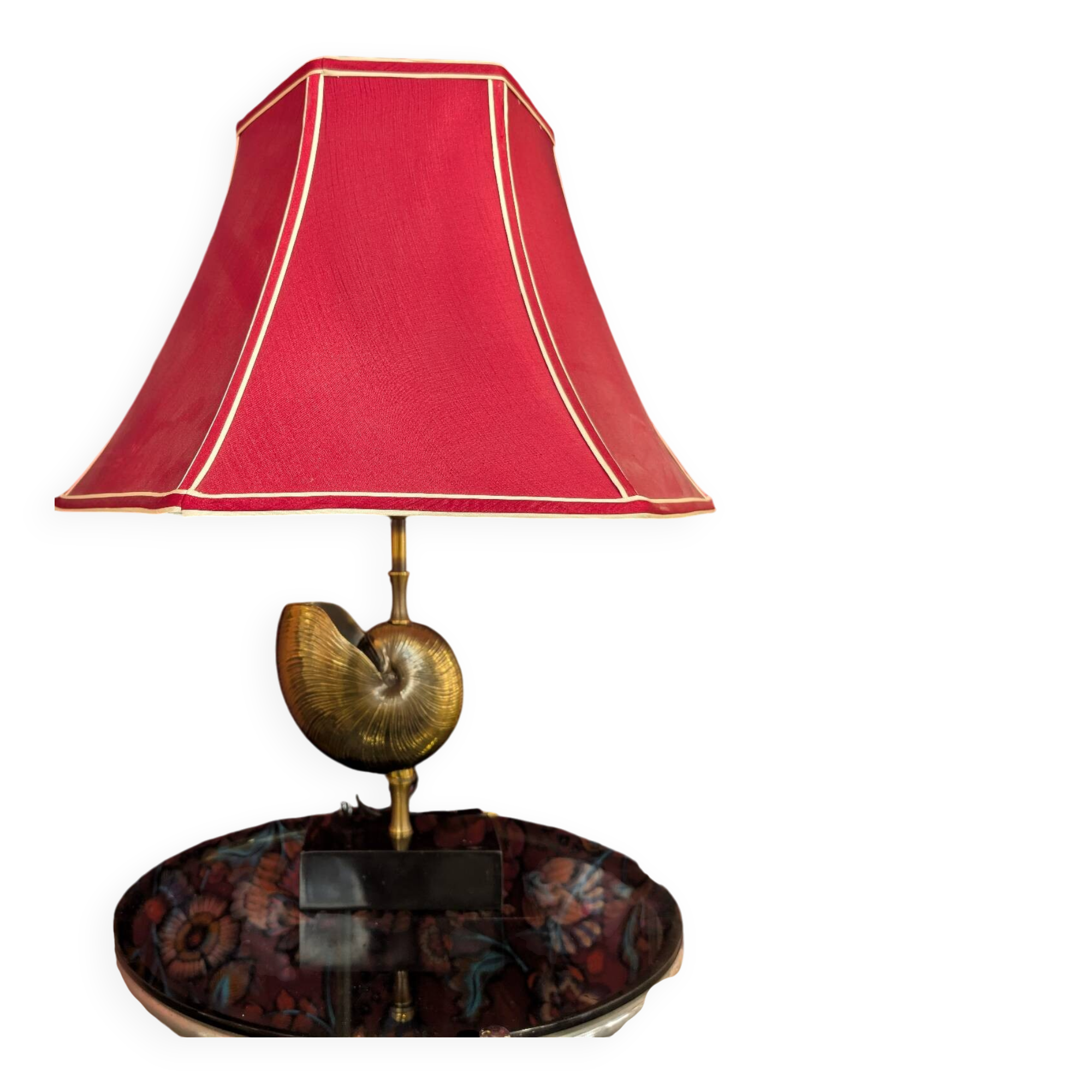 Shell lamp with gilded brass