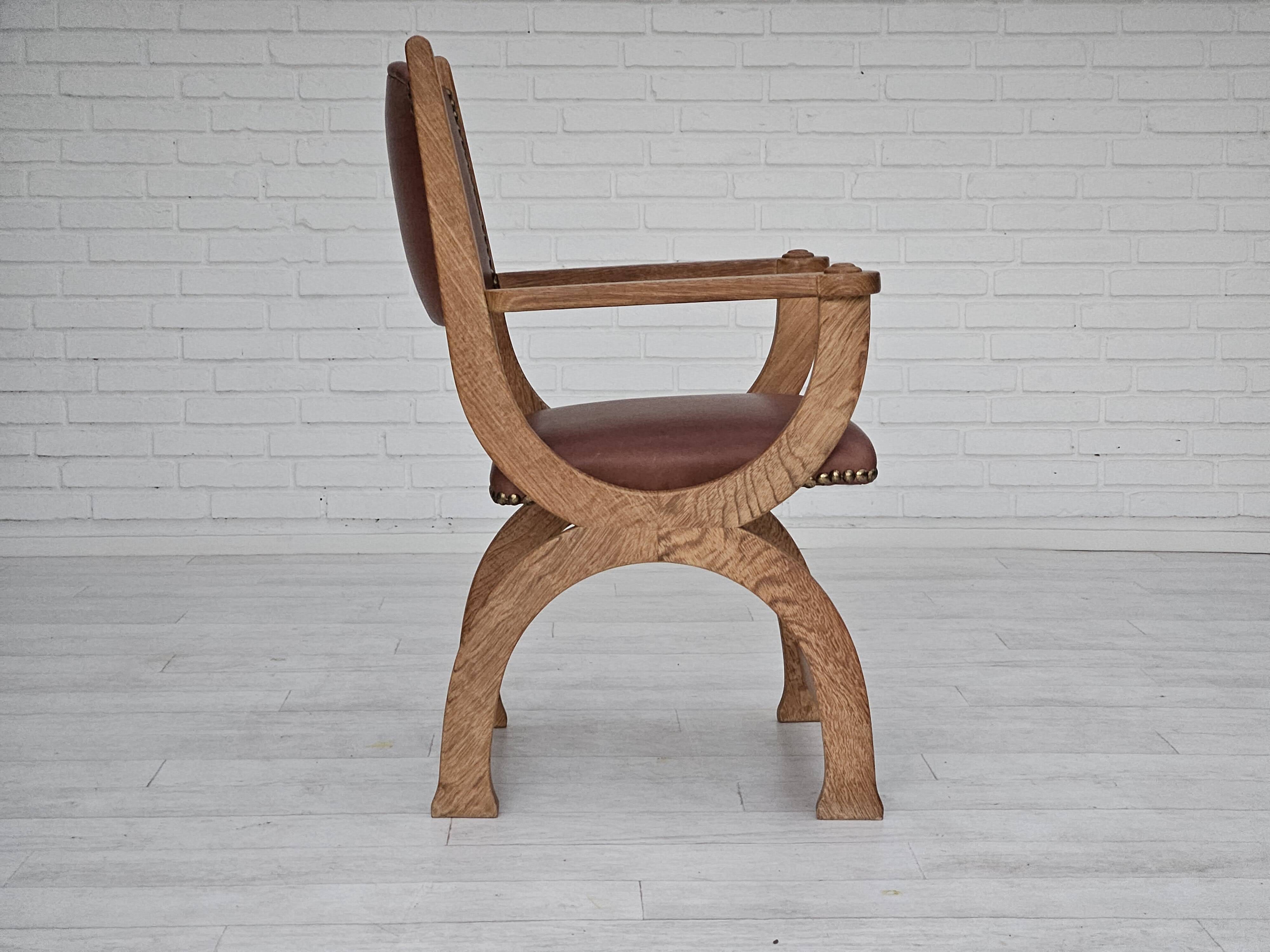 Années 1950, design danois, fauteuil retapissé, cuir marron naturel, bois de chêne.