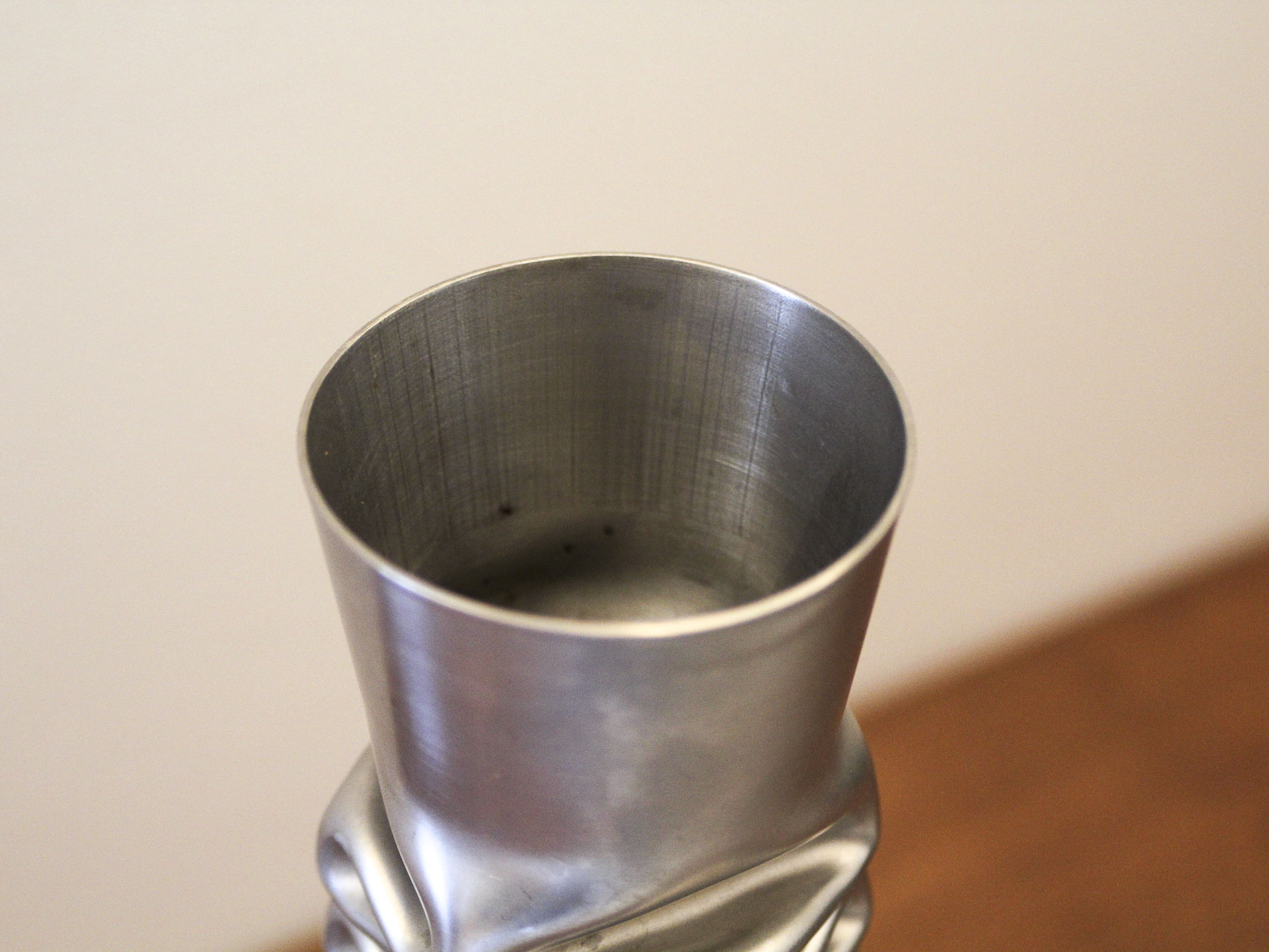 Vase en acier inoxydable compressé