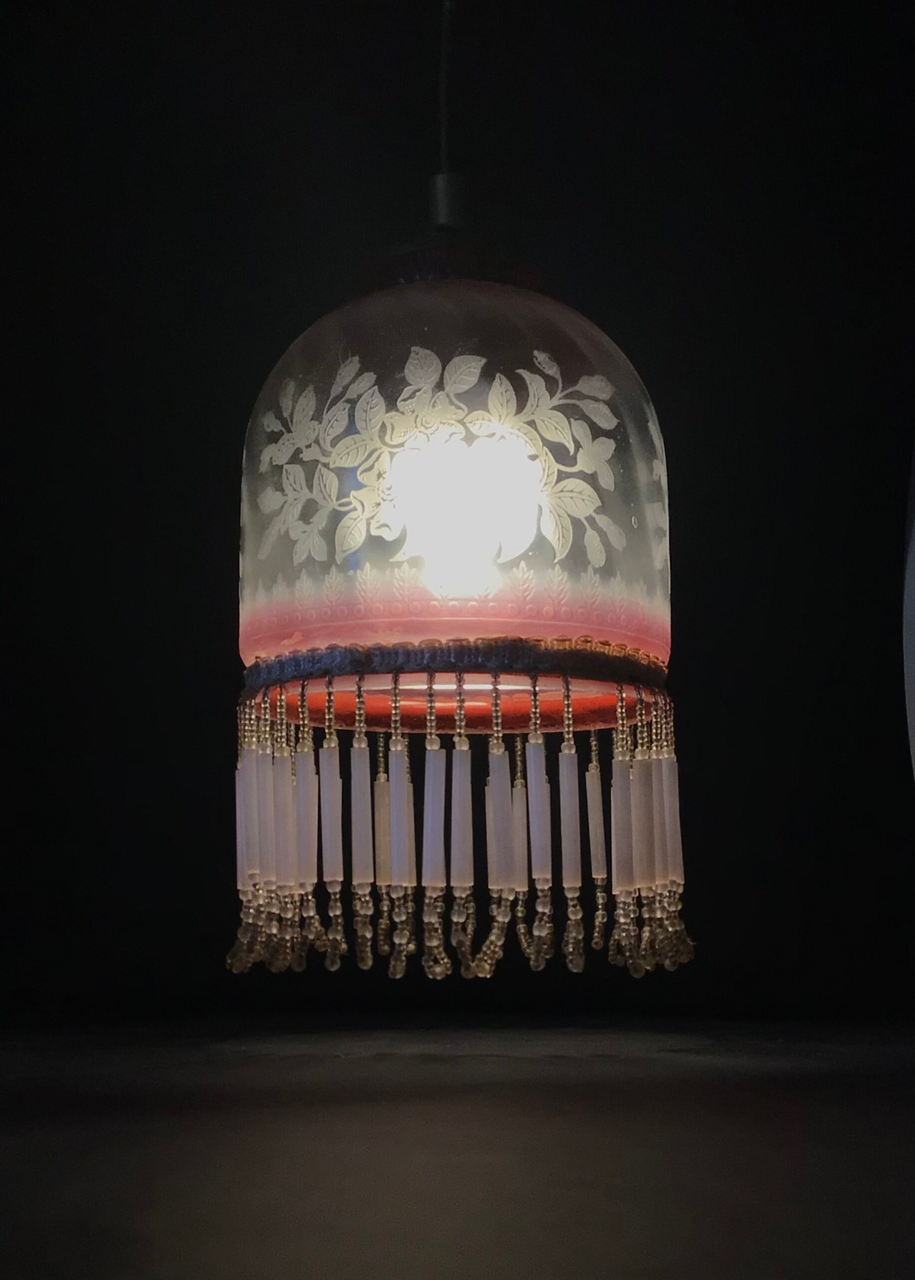 Suspension Art deco en verre et perles