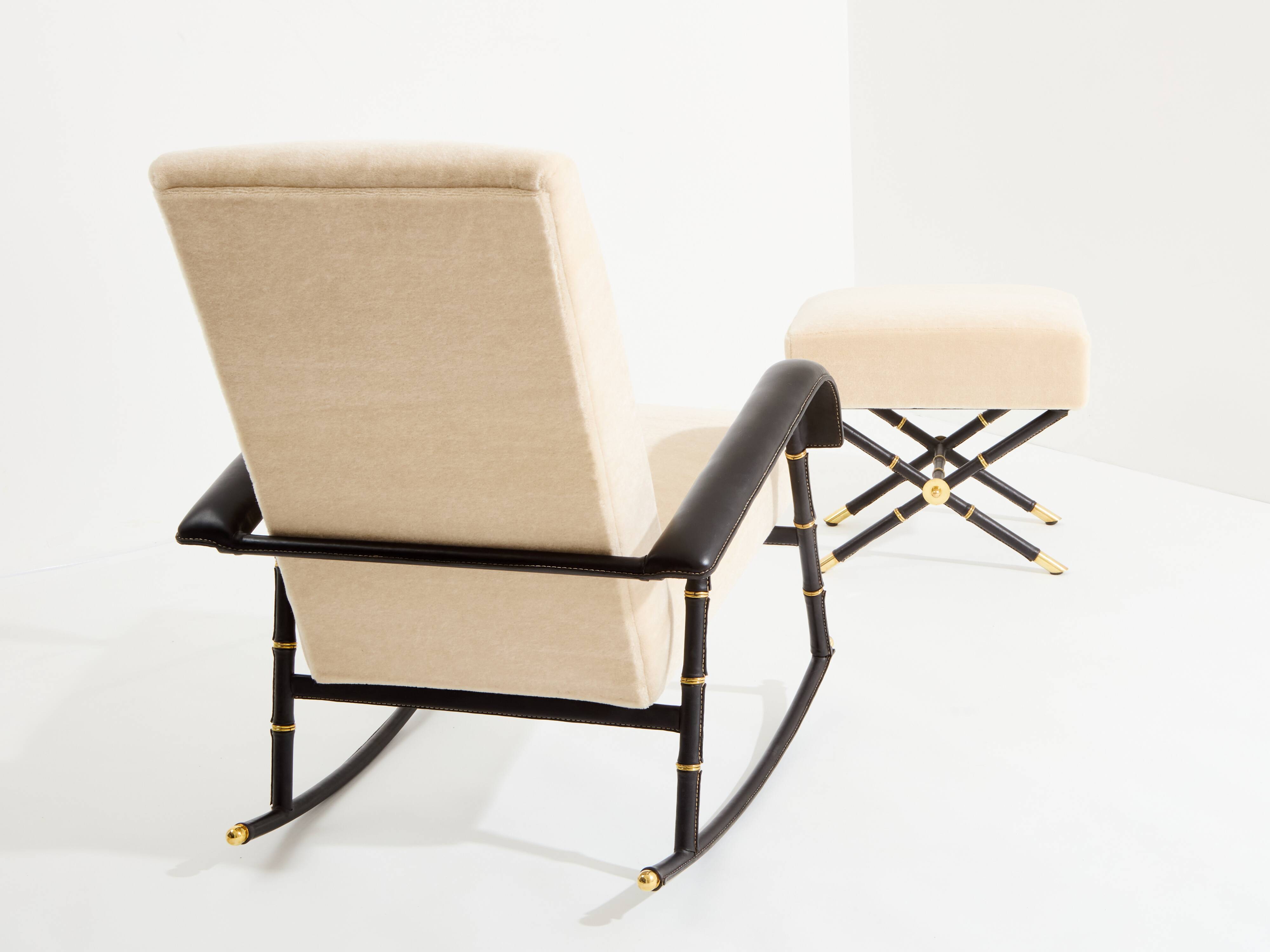 Jacques Adnet Fauteuil à bascule et ottoman cuir et velours de mohair 1950