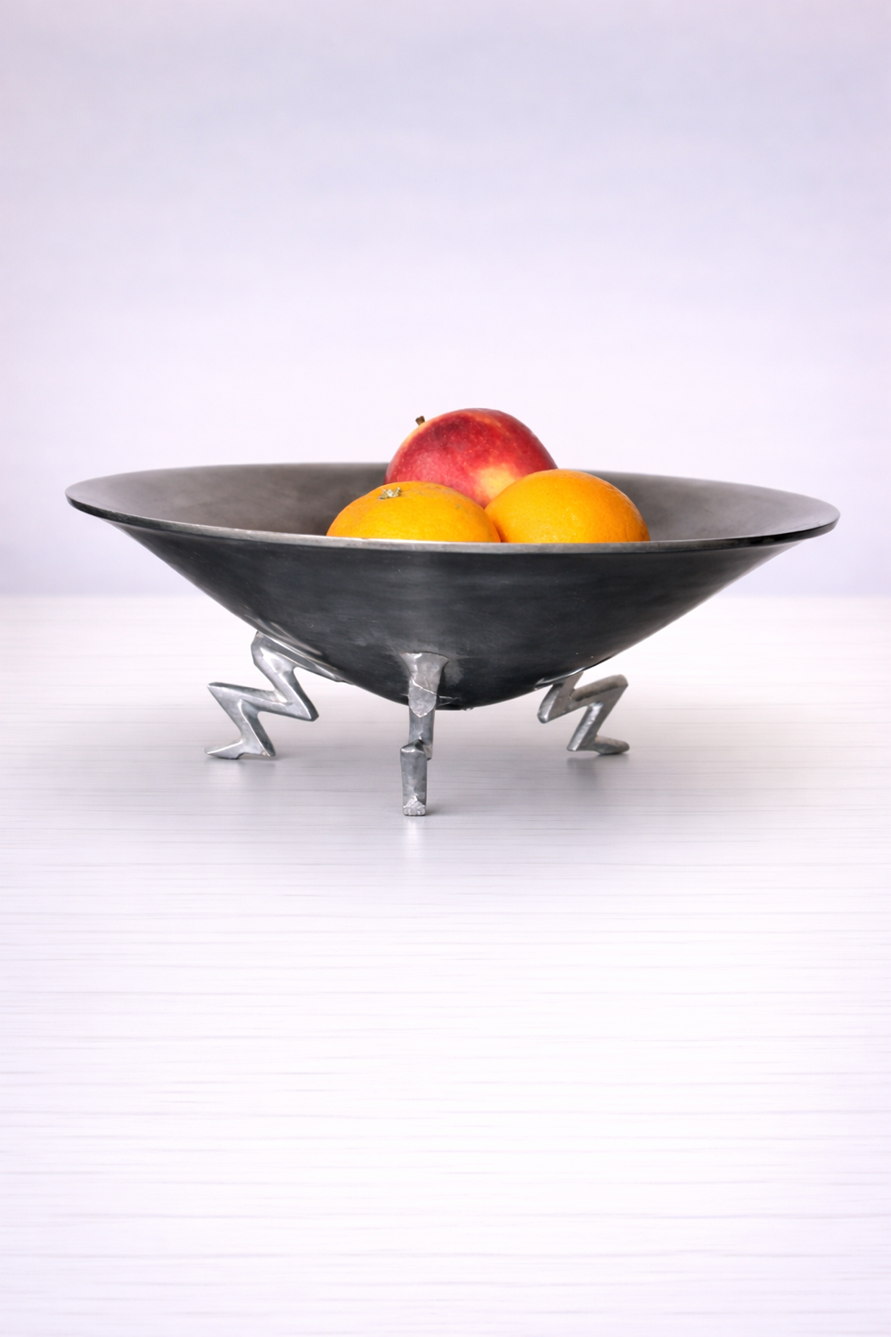 Vintage aluminium coupe/plate – zigzag base in Memphis style from the 80s.