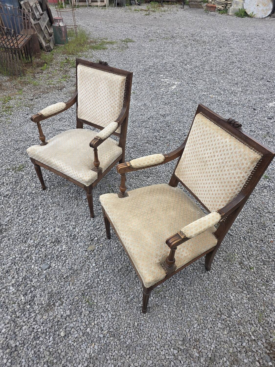 Paire de fauteuils style Louis XVI