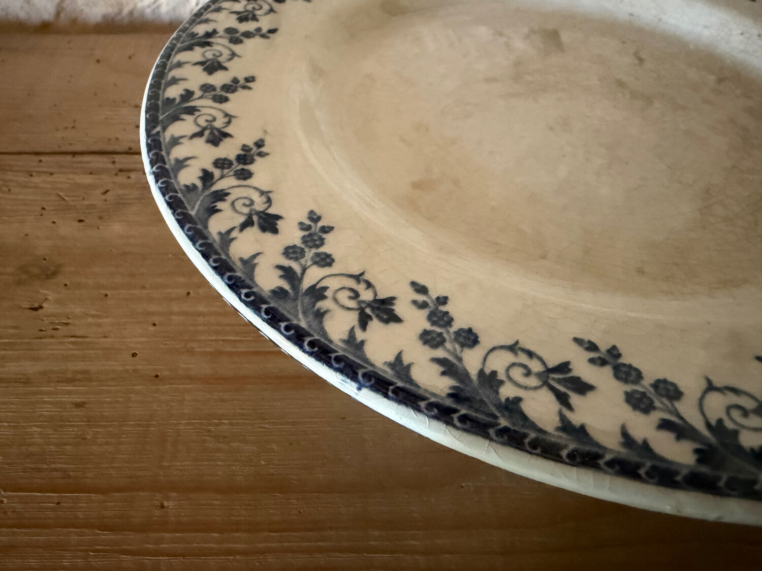Plate on pedestal in Gien ironstone model Montigny
