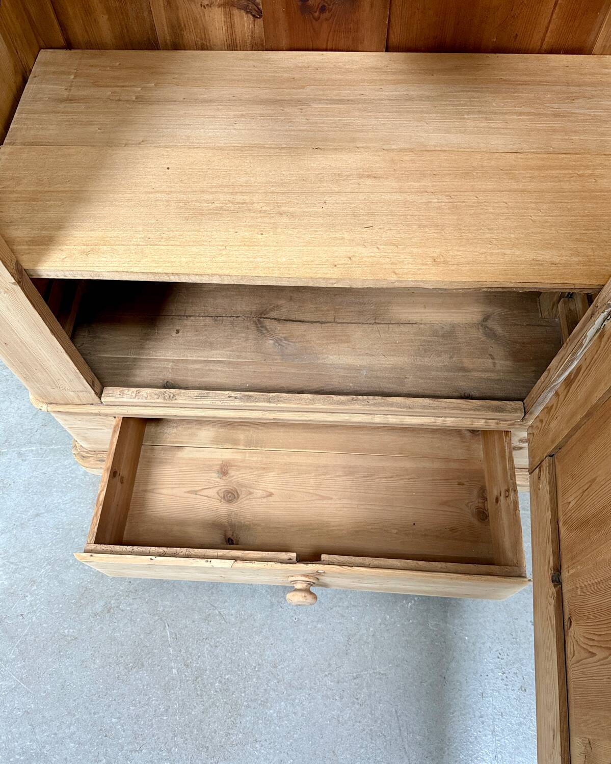 English bonnet maker with wardrobe (renovated)
