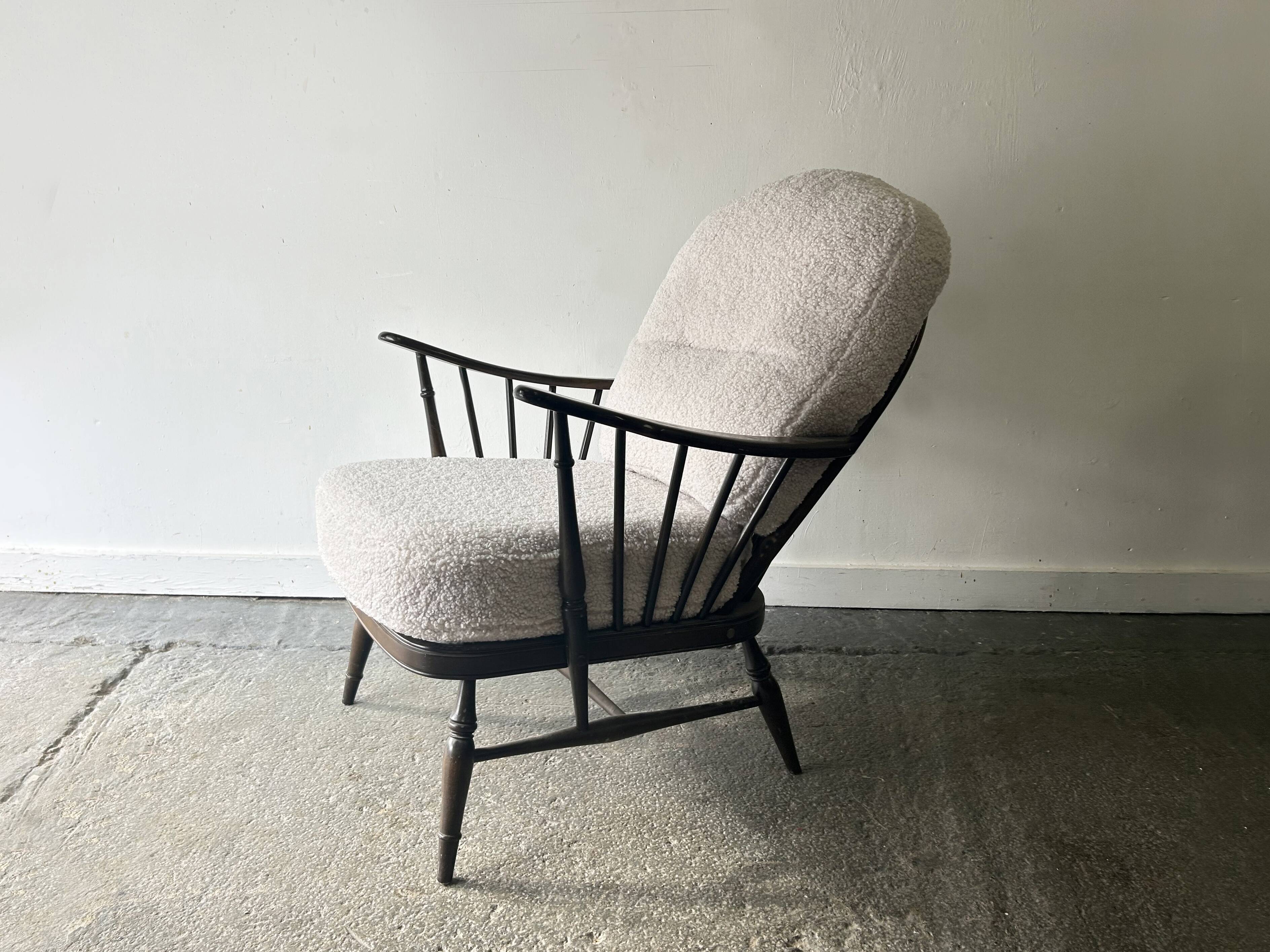 Fauteuil Windsor Ercol modèle 994 vintage, réupholstéré en bouclé blanc