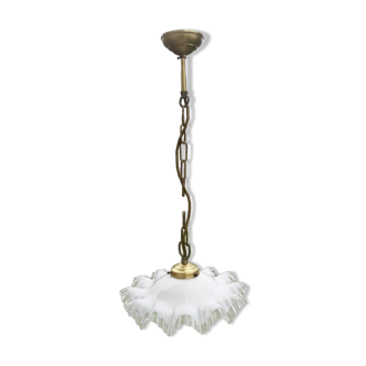 White opaline suspension with toothed edges