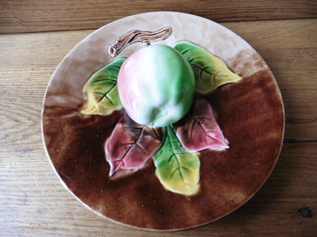 Plate in slurry moulin des loups decorated with apple in relief