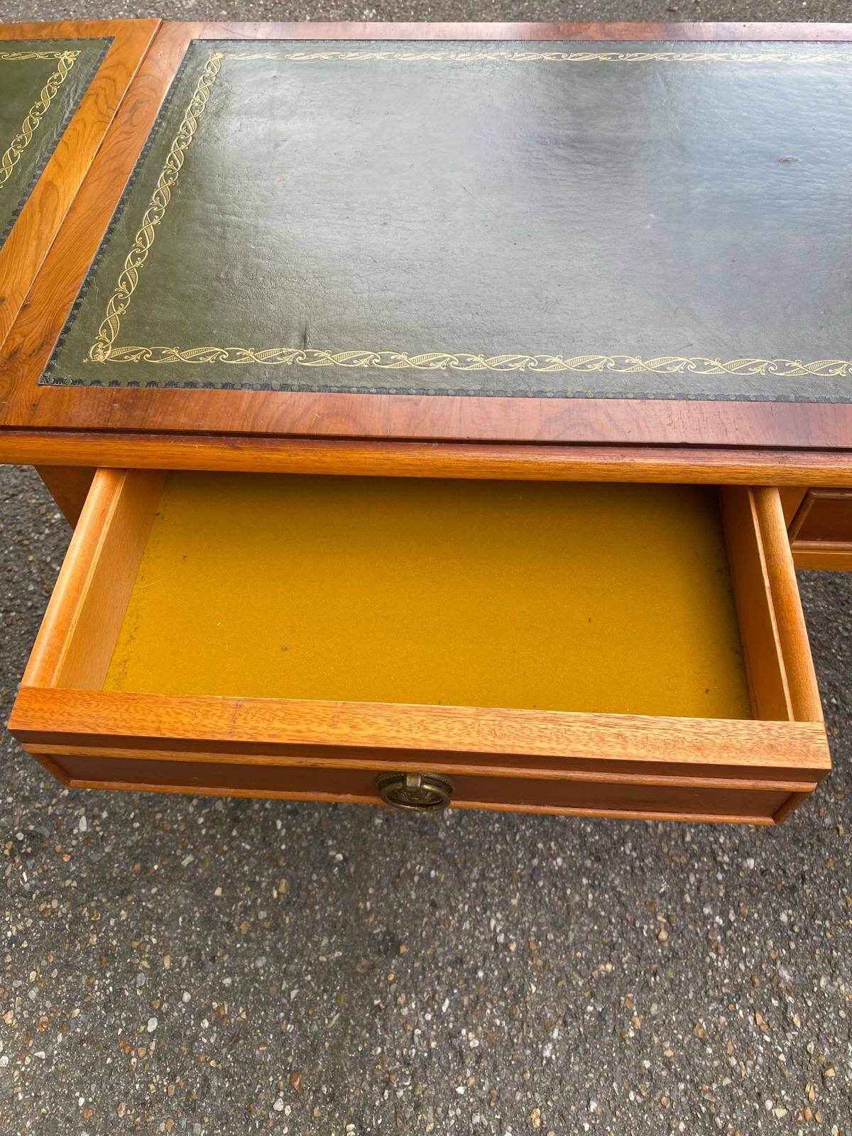 Victorian extendable coffee table in solid mahogany wood and green leather