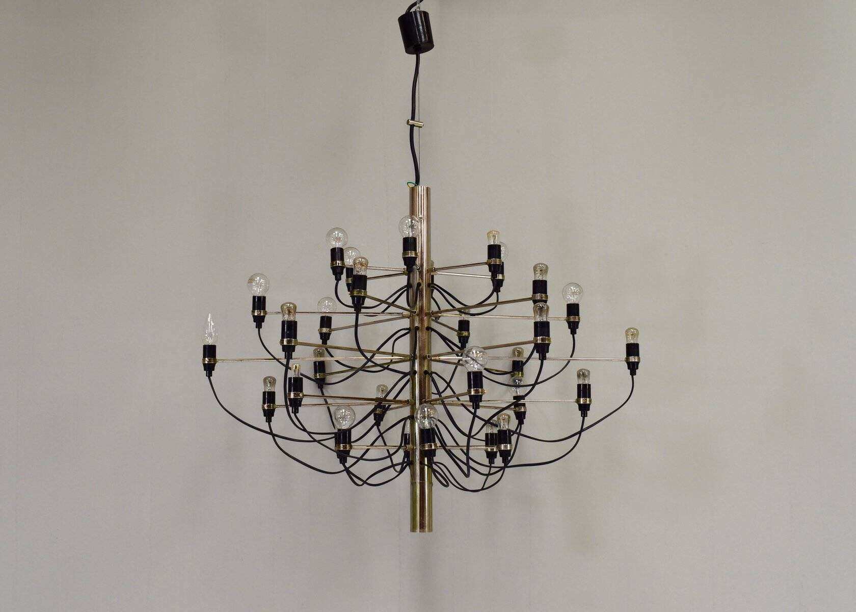 Chandelier en laiton par Gino Sarfatti pour Arteluce, années 1950.