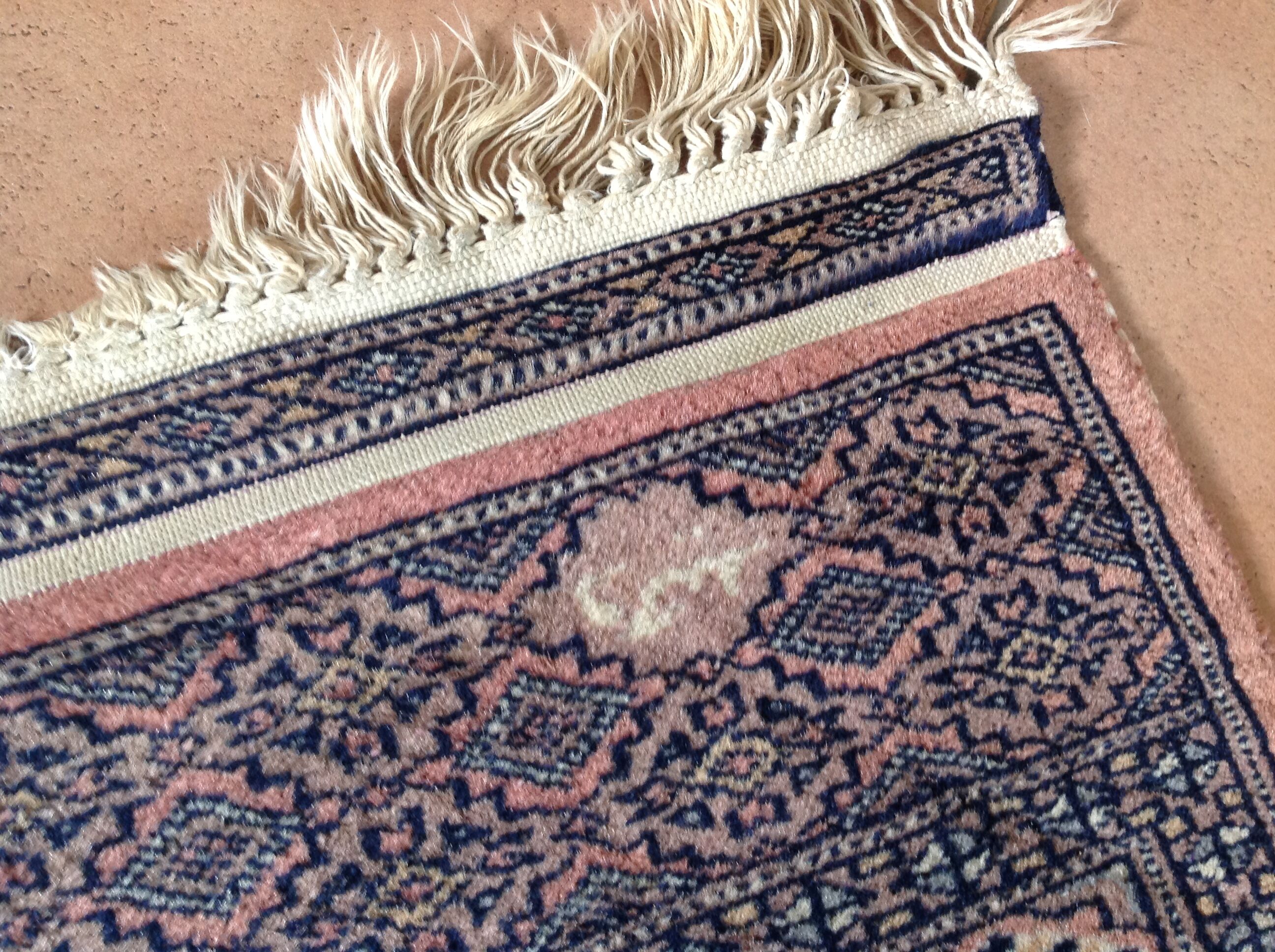 Rectangular oriental rug 153 x 91 cm