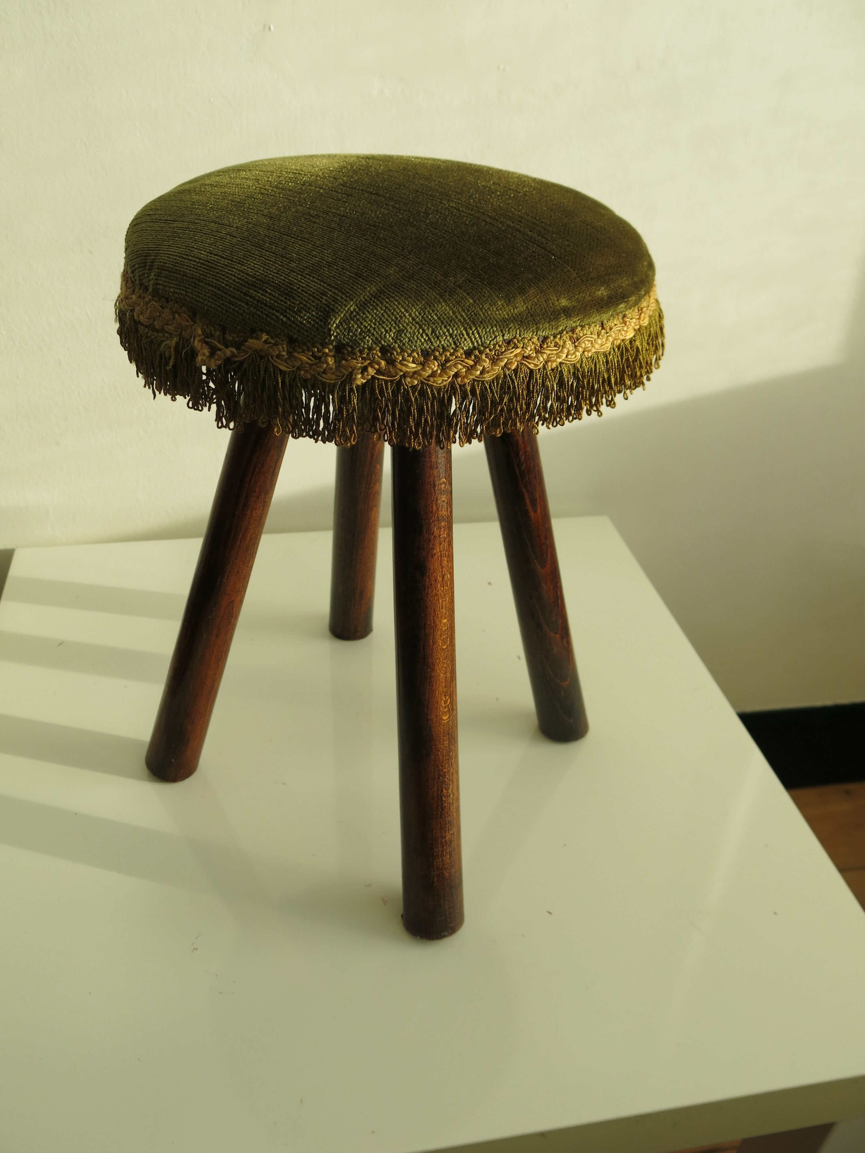 Tabouret en bois et velours à franges