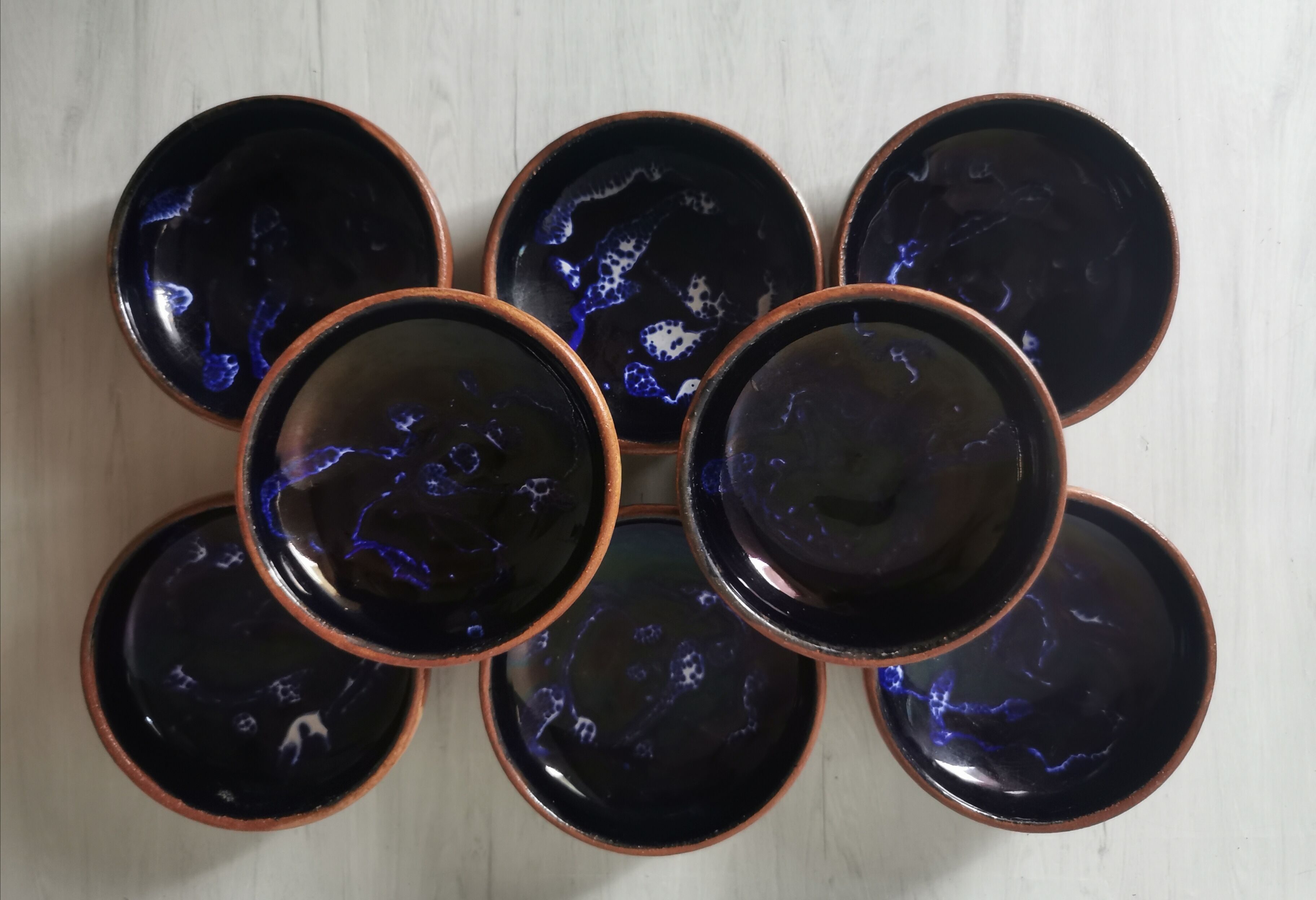 Salad bowl and enamelled sandstone cups