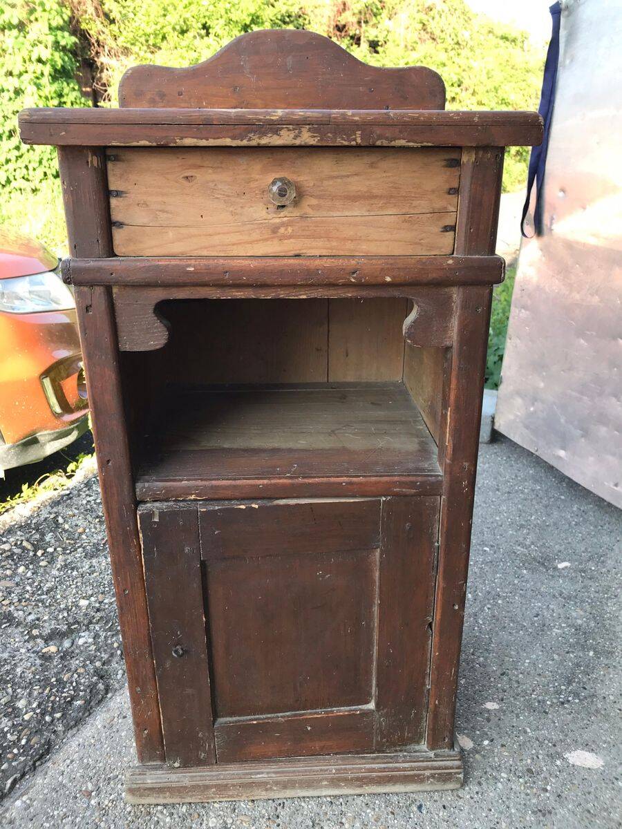 Table de chevet rustique en pin marron à tiroir, porte et étagère — début XXe siècle