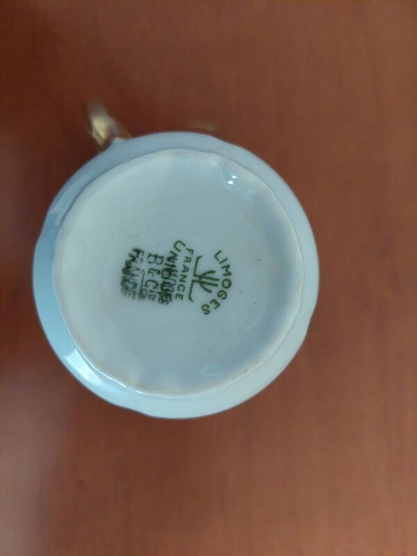 11 tasses et soucoupes Bernardaud Limoges blanches et dorées