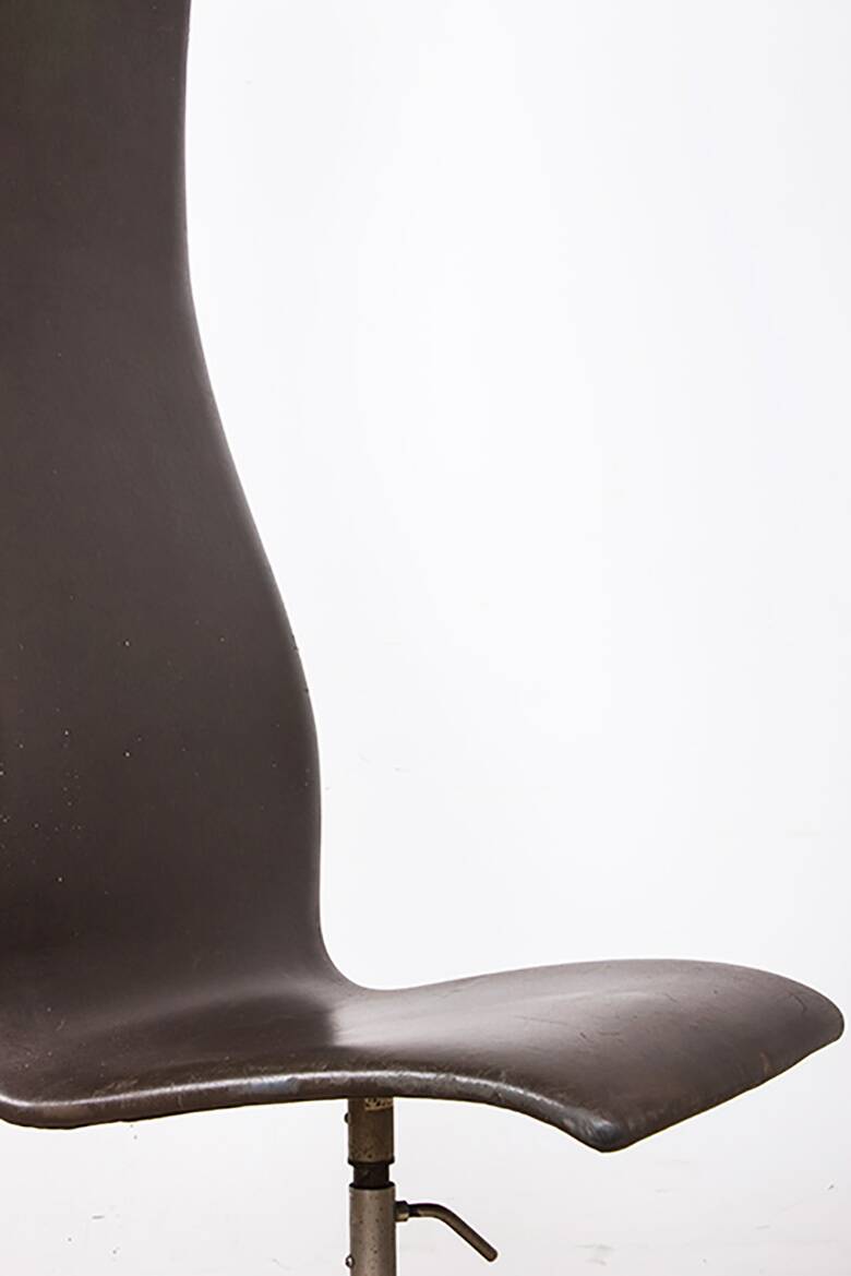 4 office chairs, in leather and aluminum, Oxford model by Arne Jacobsen.