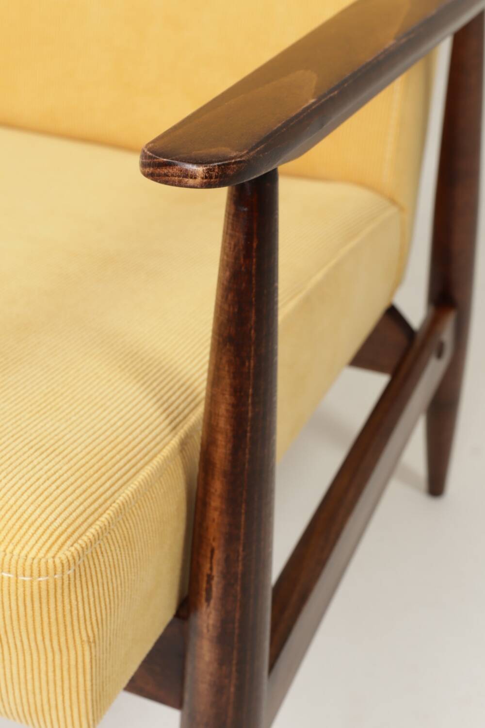 Fauteuil vintage pastel jaune velours côtelé et repose - pieds