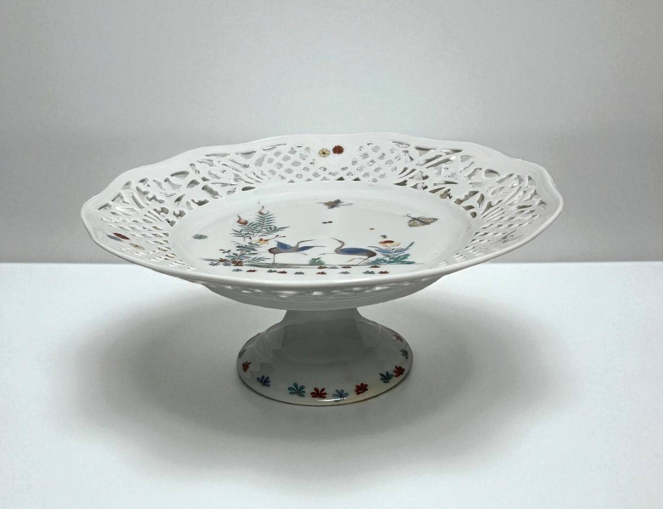 Chantilly, Kakiemon openwork porcelain footed bowl, early 20th century
