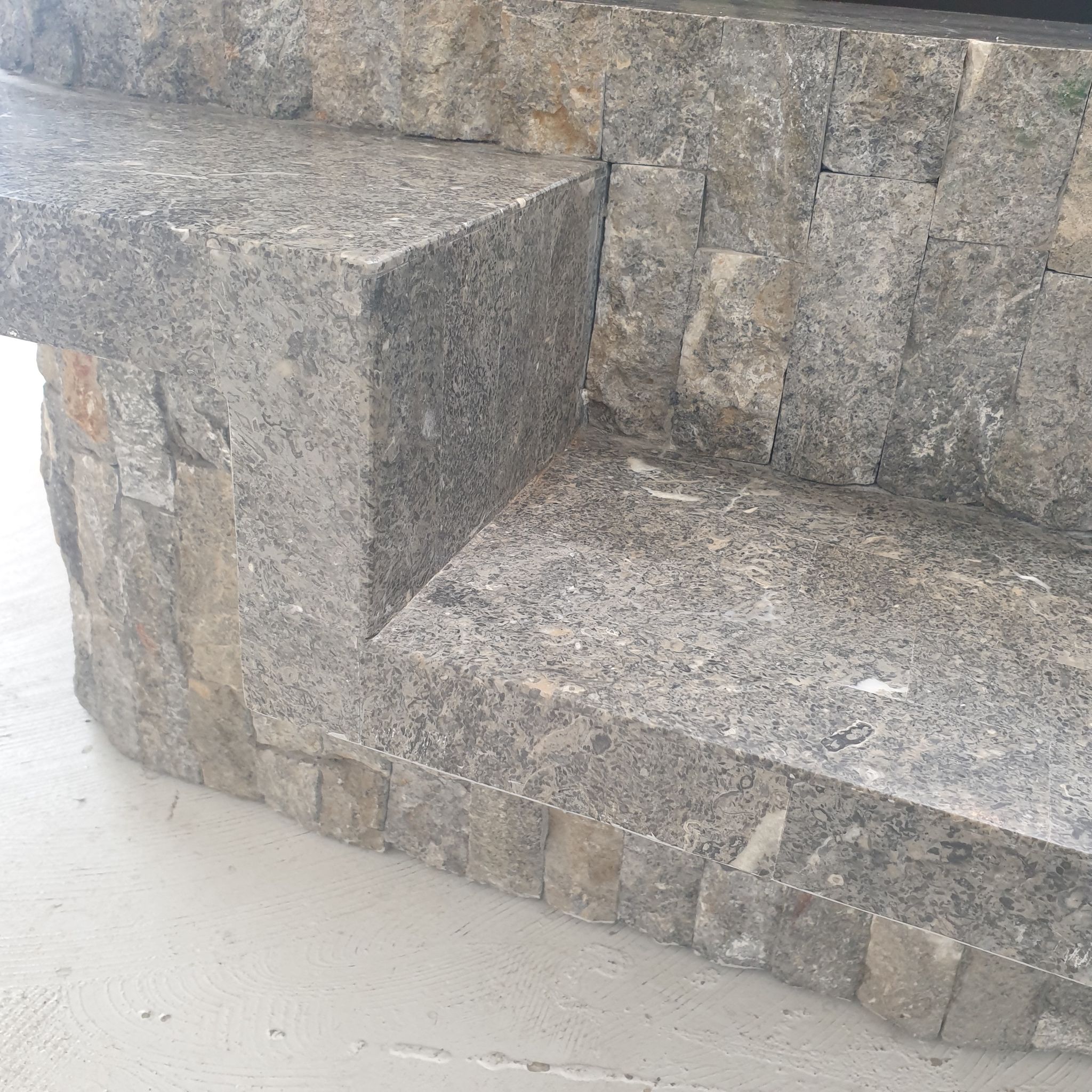 Table basse en pierre fossile, Magnussen Ponte, années 1980
