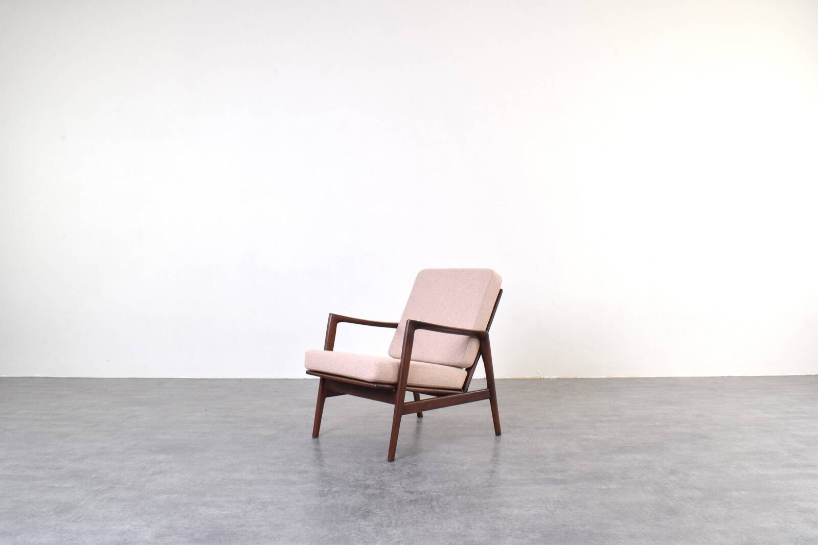Mid-Century Stefan Lounge Chair, 1960s