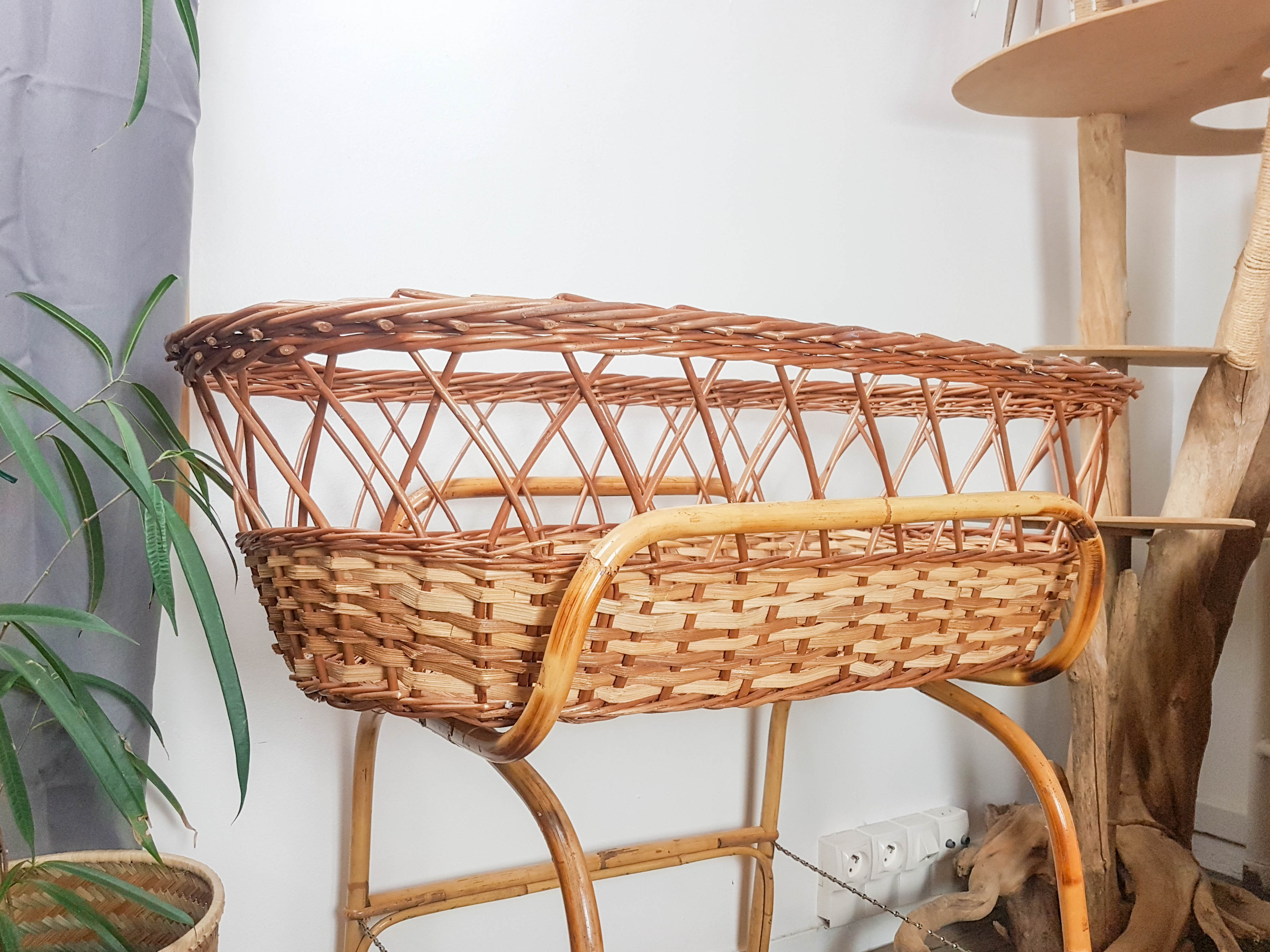 Couffin on foot in vintage rattan 50s