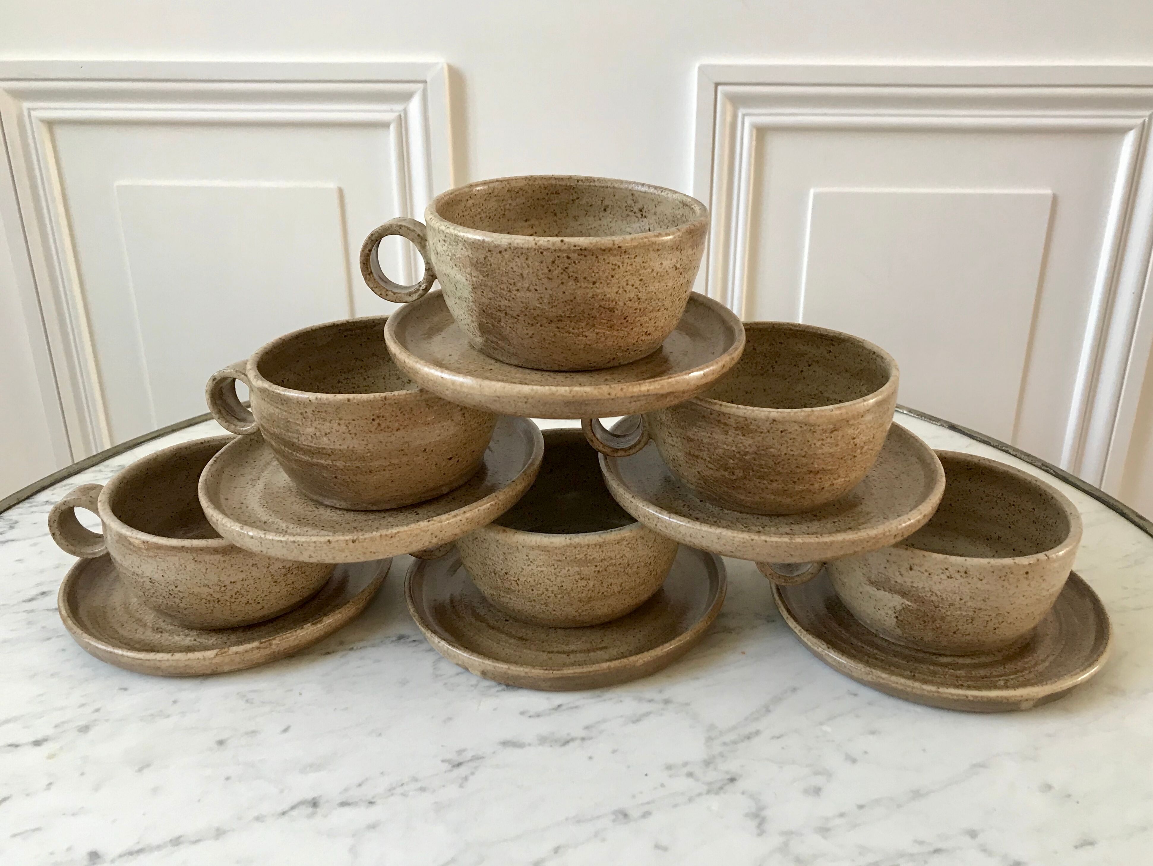 Lot de 6 tasses en grès design et ses soucoupes années 60 signées fait-main