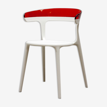 Chaise de chez Papatya en plastique blanc et rouge
