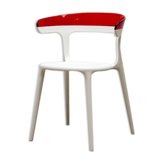 Chaise de chez Papatya en plastique blanc et rouge