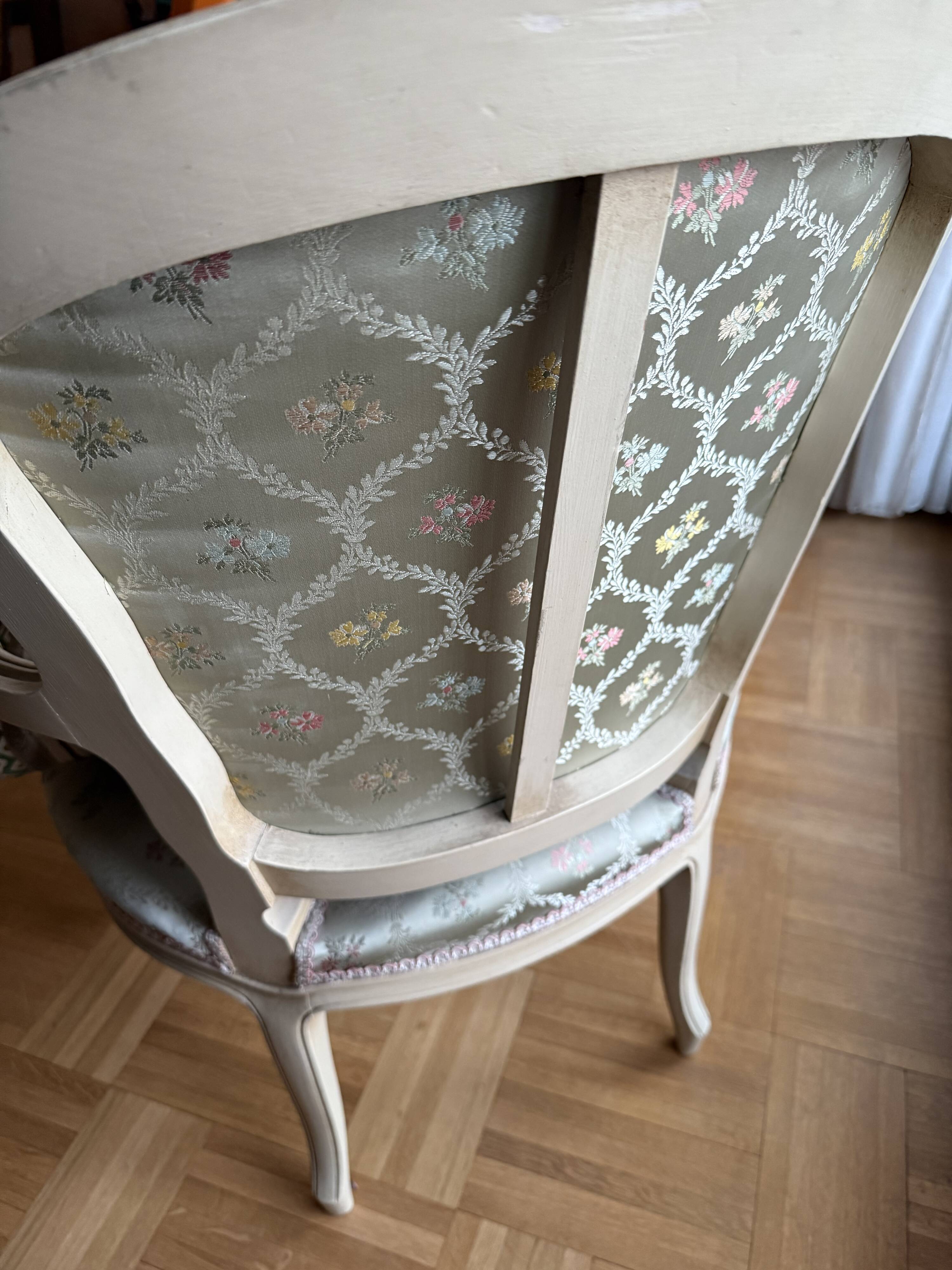 4 cabriolet chairs in Louis XV style – patinated painted wood – floral fabric