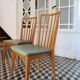Chaises en bois et skaï vert