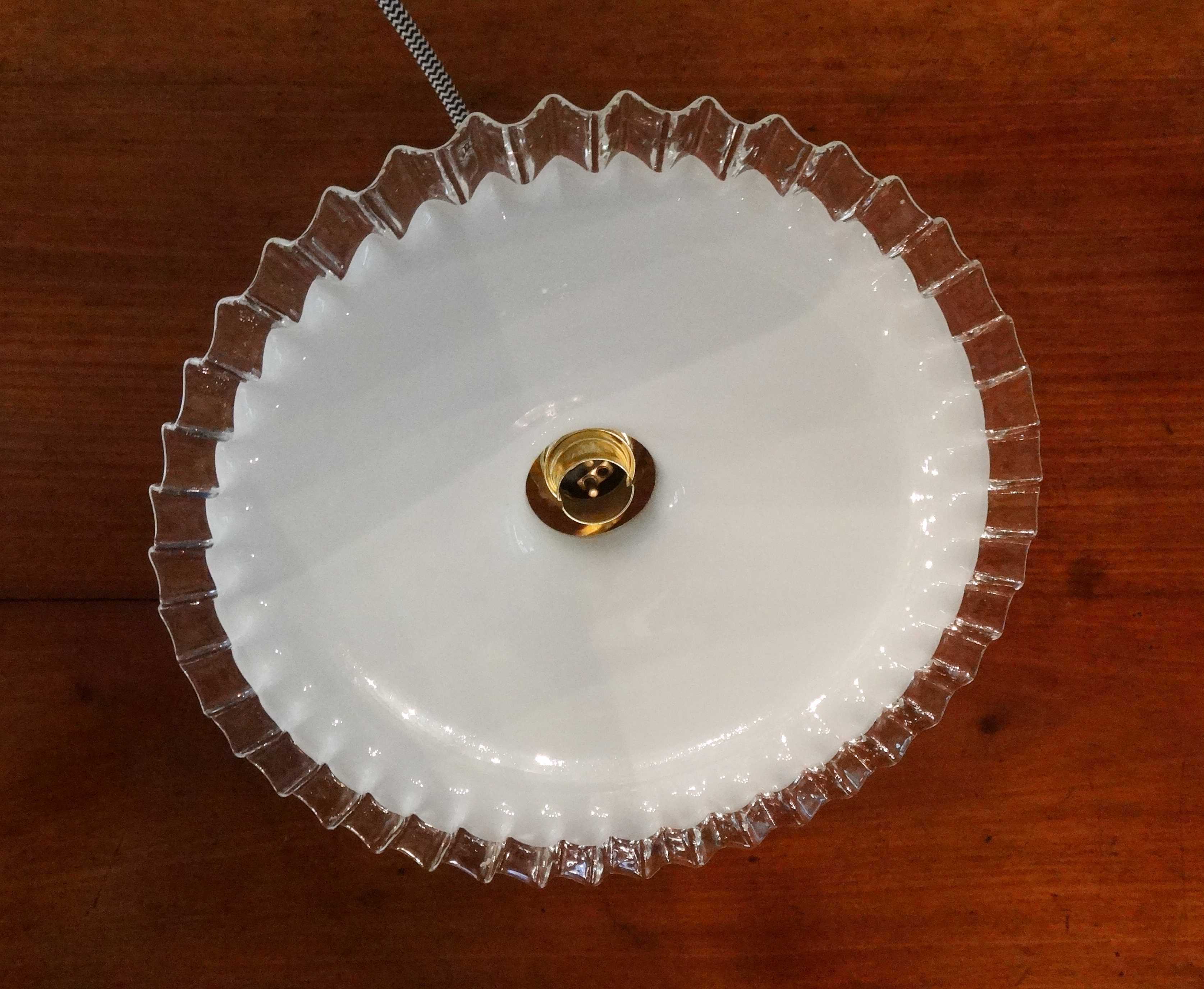 White opaline hanging with edge volante transparant