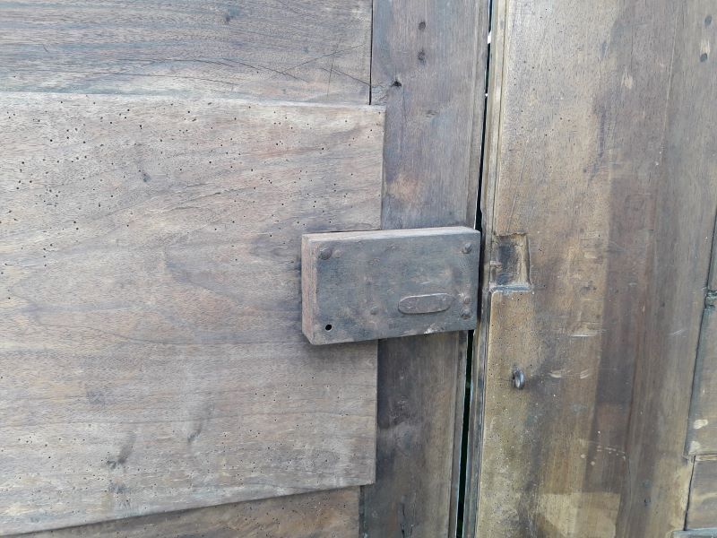 Lyon's 18th-18th-painted walnut façade rechampi