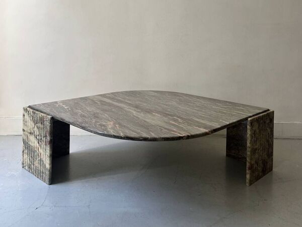 table basse goutte en marbre vert d'eau, beige et rose/bordeau, Roche Bobois 1970