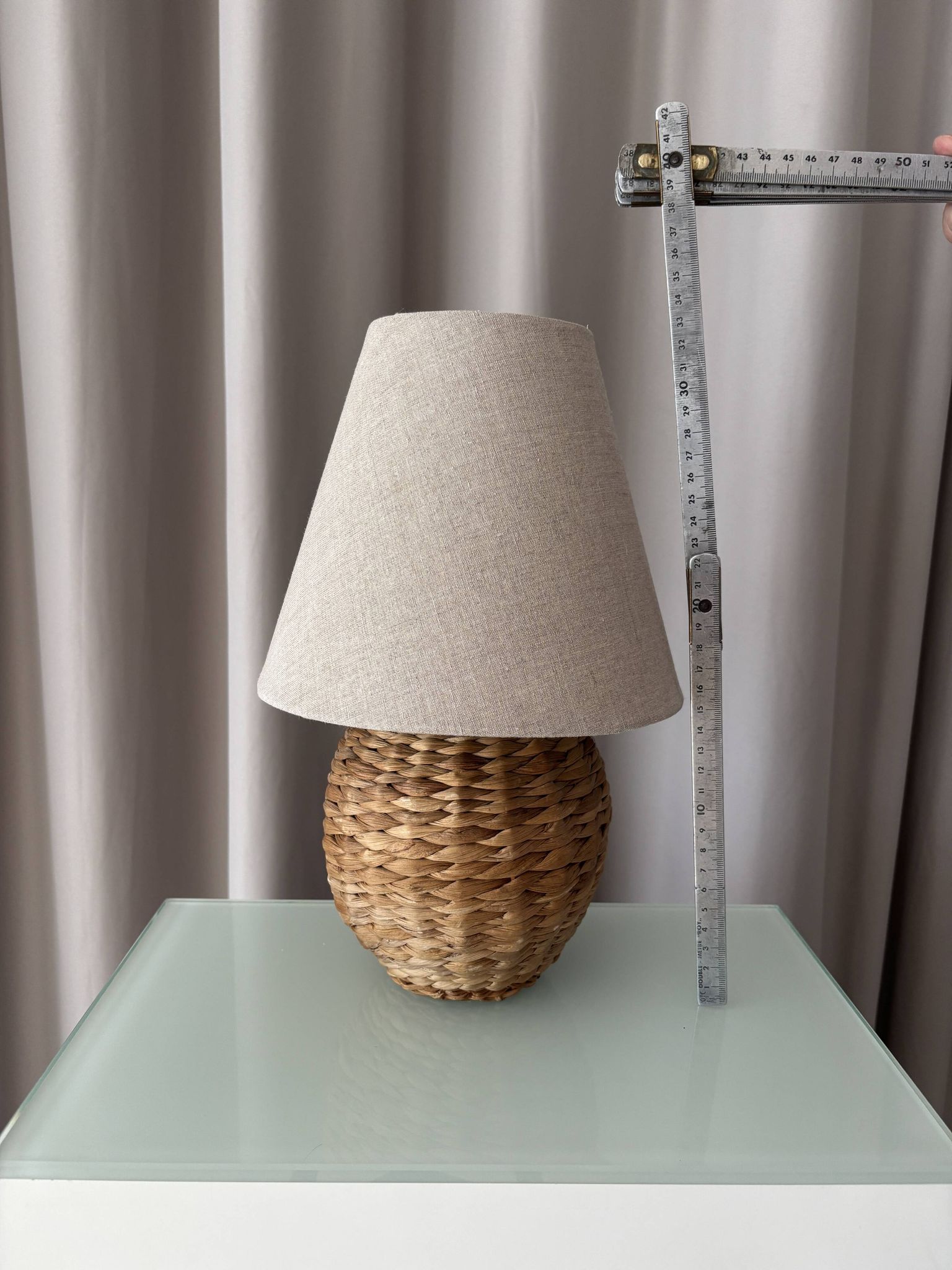 Lampe de table vintage en rotin tissé avec abat-jour en lin