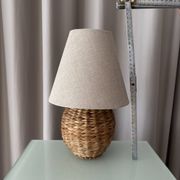 Lampe de table vintage en rotin tissé avec abat-jour en lin