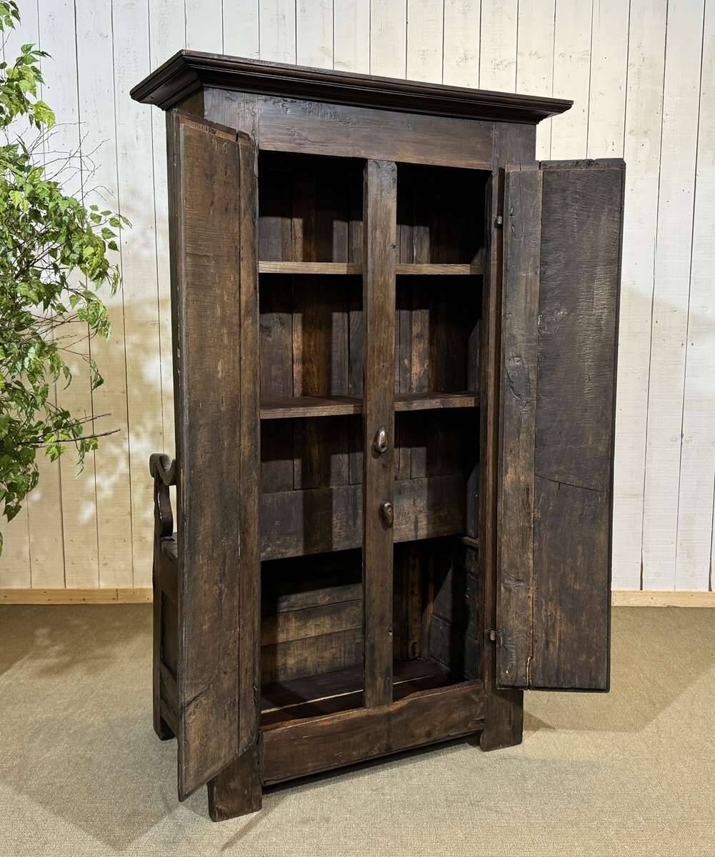 Entrance furniture, Breton wardrobe in oak and chestnut from the 19th century.