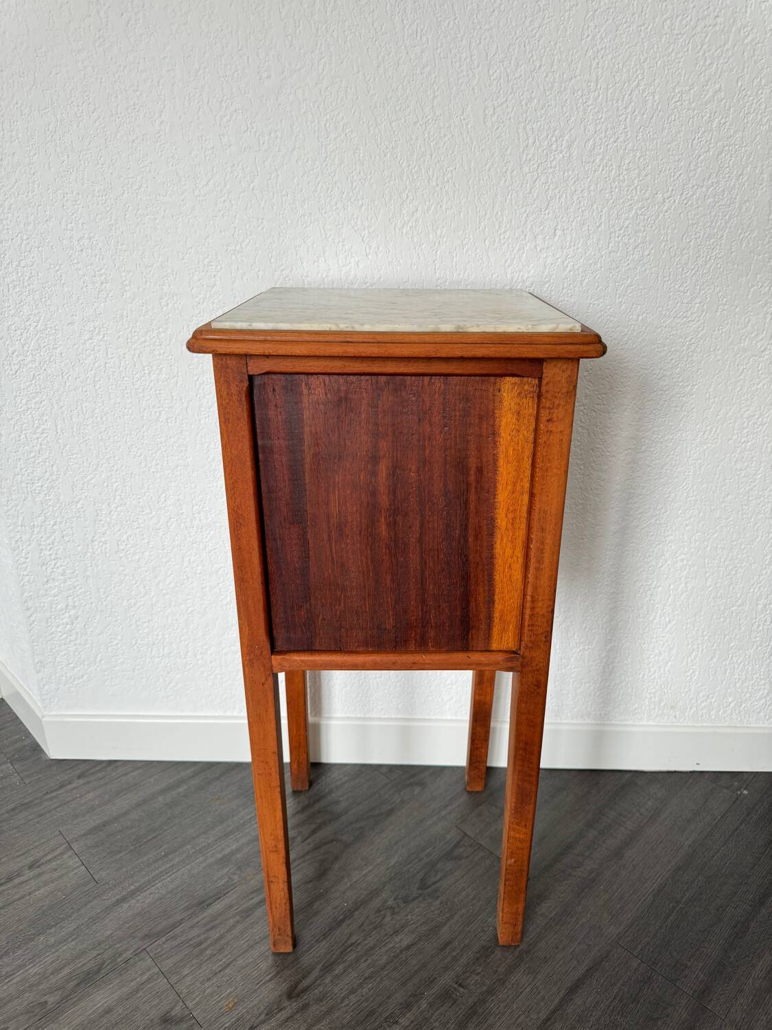 Table de chevet vintage en bois avec plateau en marbre.
