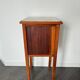 Table de chevet vintage en bois avec plateau en marbre.