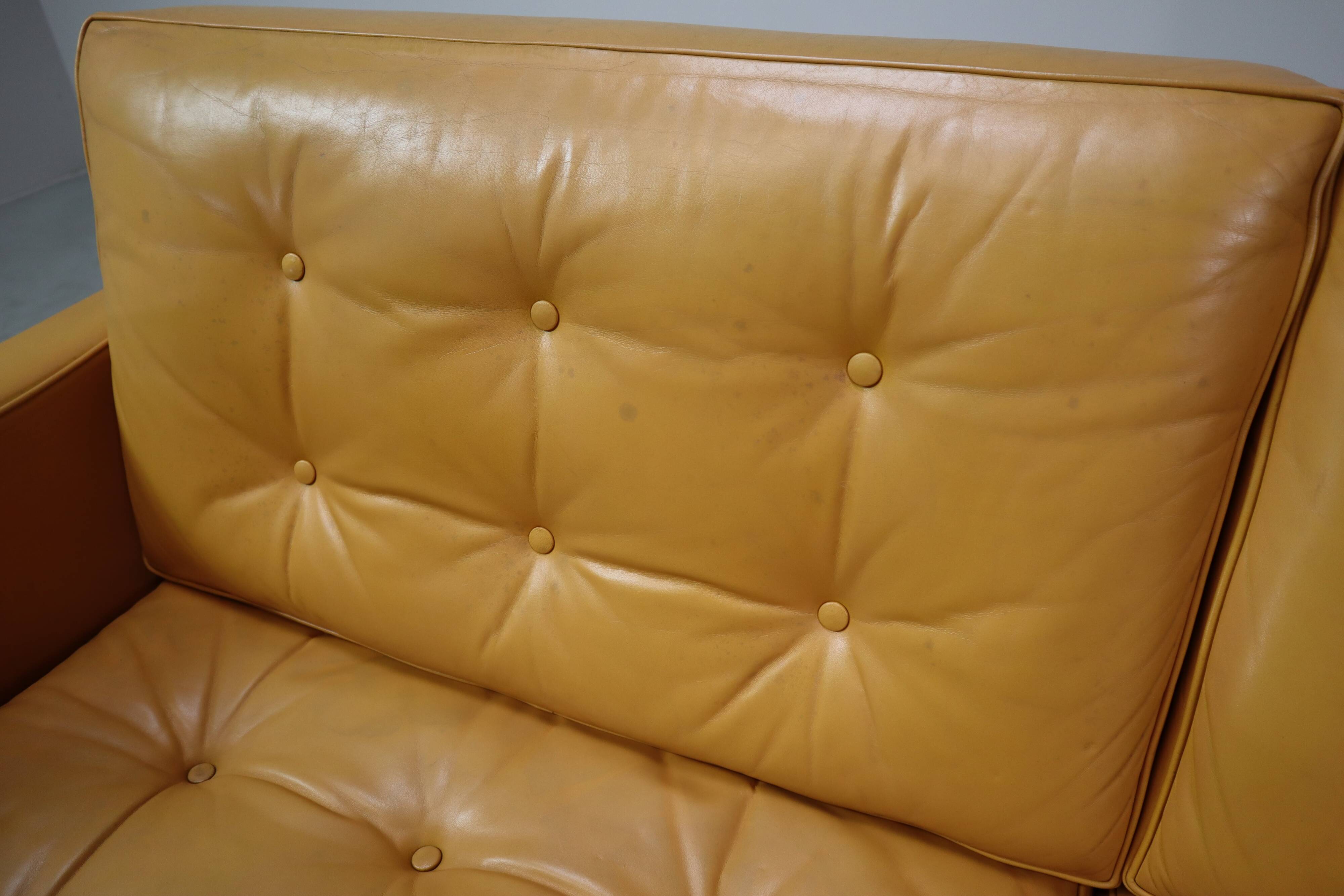 Florence Knoll two-seater sofa in mustard yellow leather, 1970