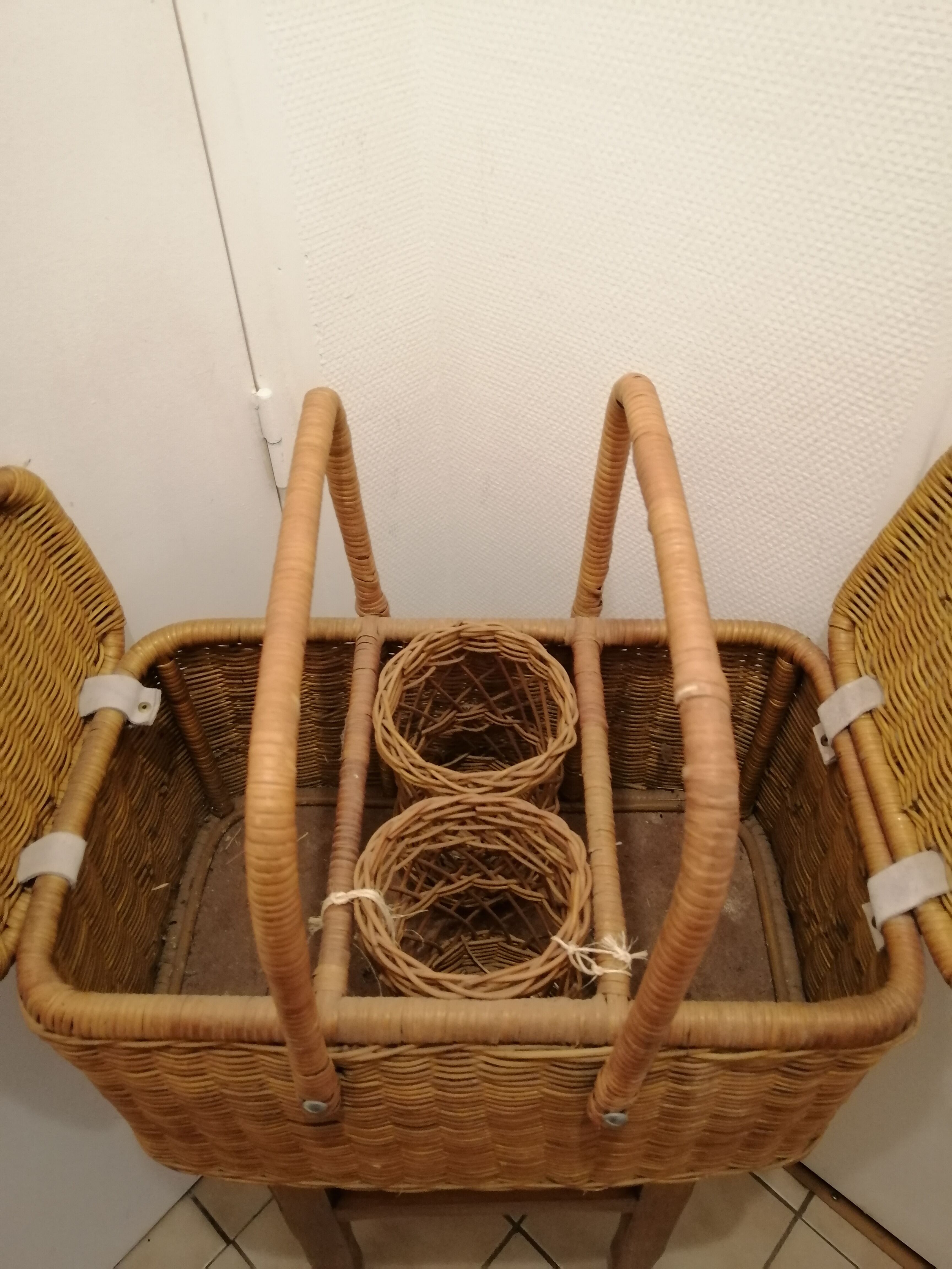 Picnic basket year 1960 vintage wicker