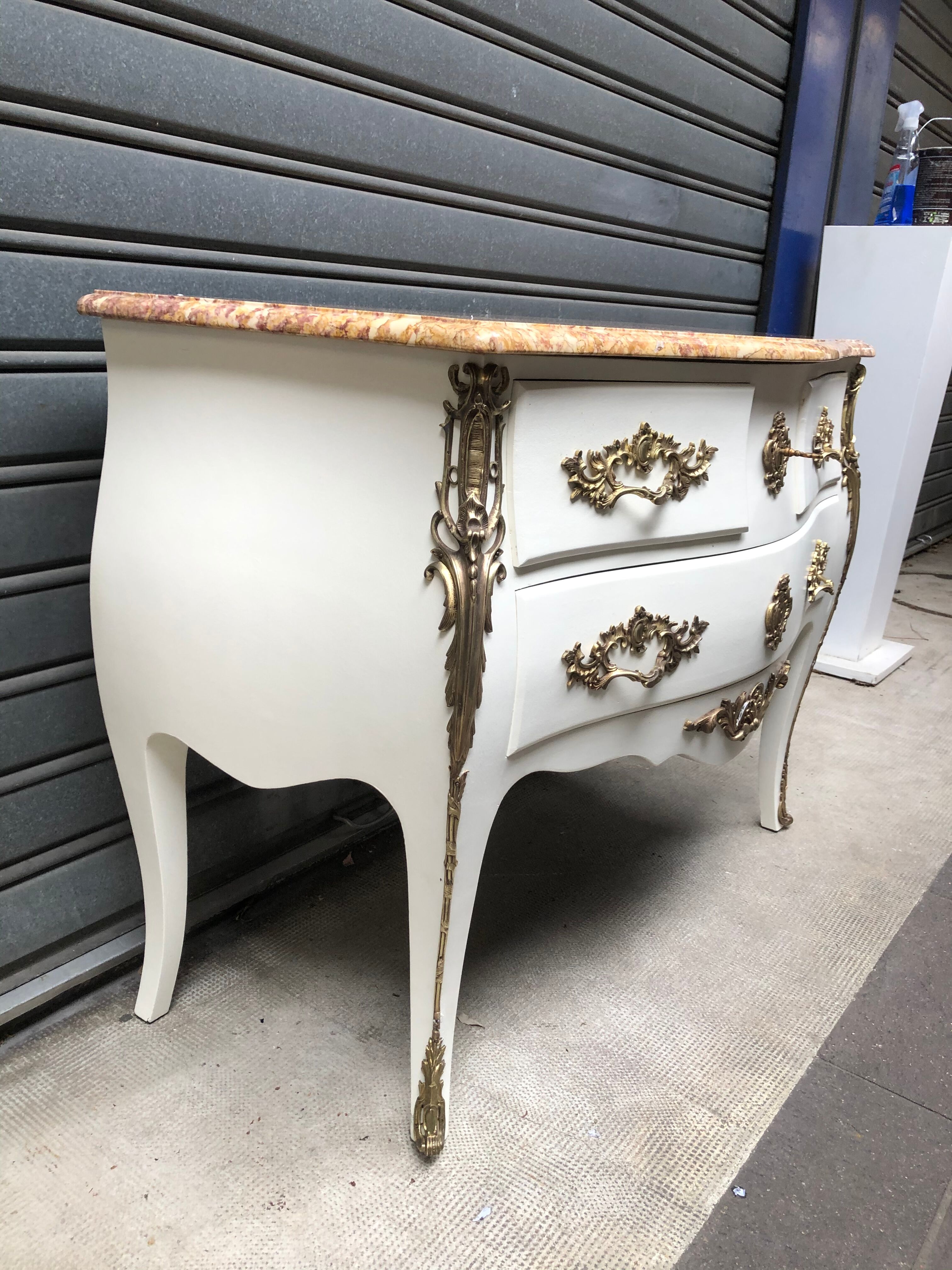 Curved chest of drawers white patina above marble louis XV style