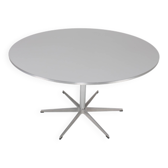 Table ronde Circular A825 par Arne Jacobsen pour Fritz Hansen, 120cm