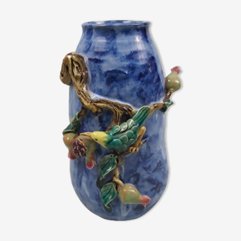 Vase chinois en terre cuite vernissée polychrome.