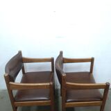 2 chaises en bois de cuir