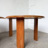 Tables basses en orme formant une goutte