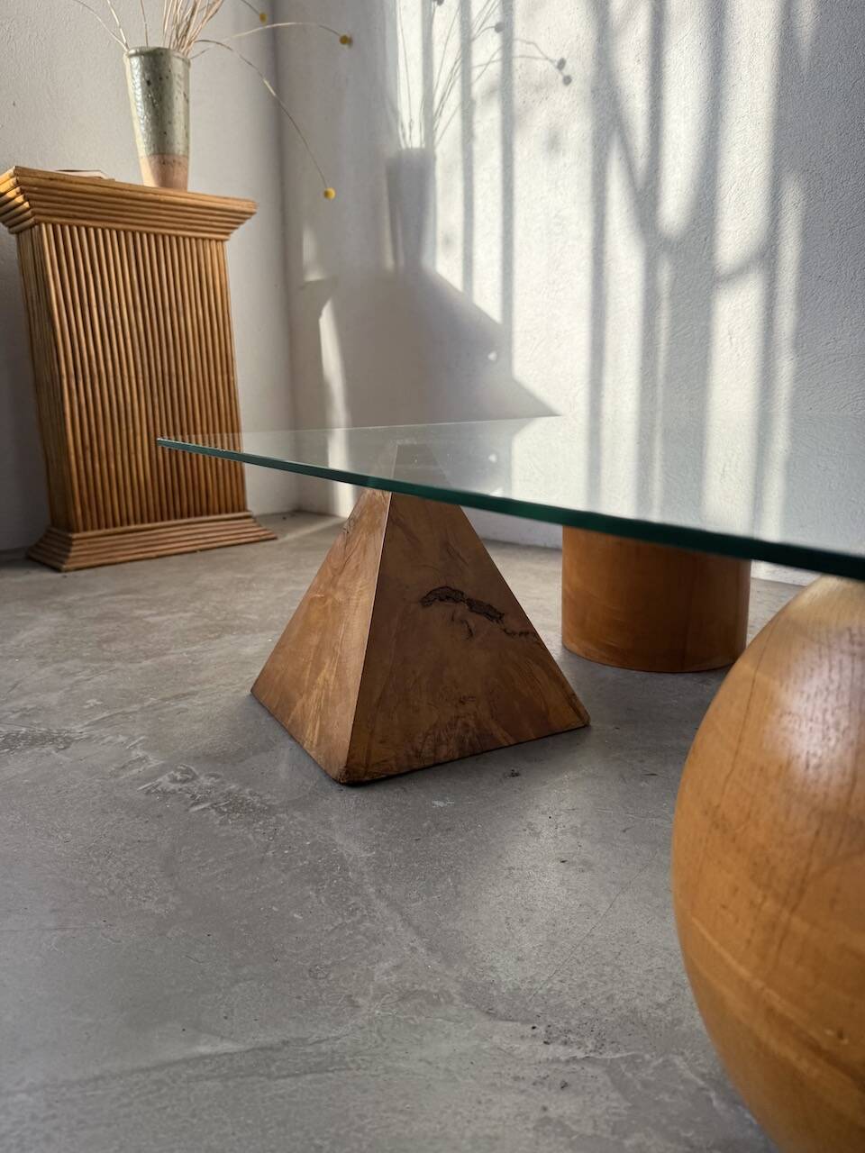 Table basse en bois et verre attribuée à Metafora