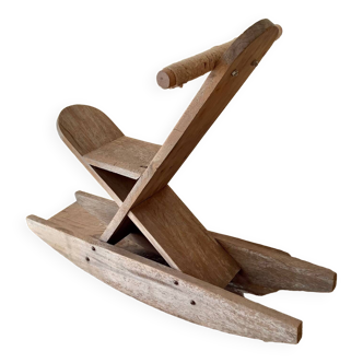 Cheval à bascule en bois