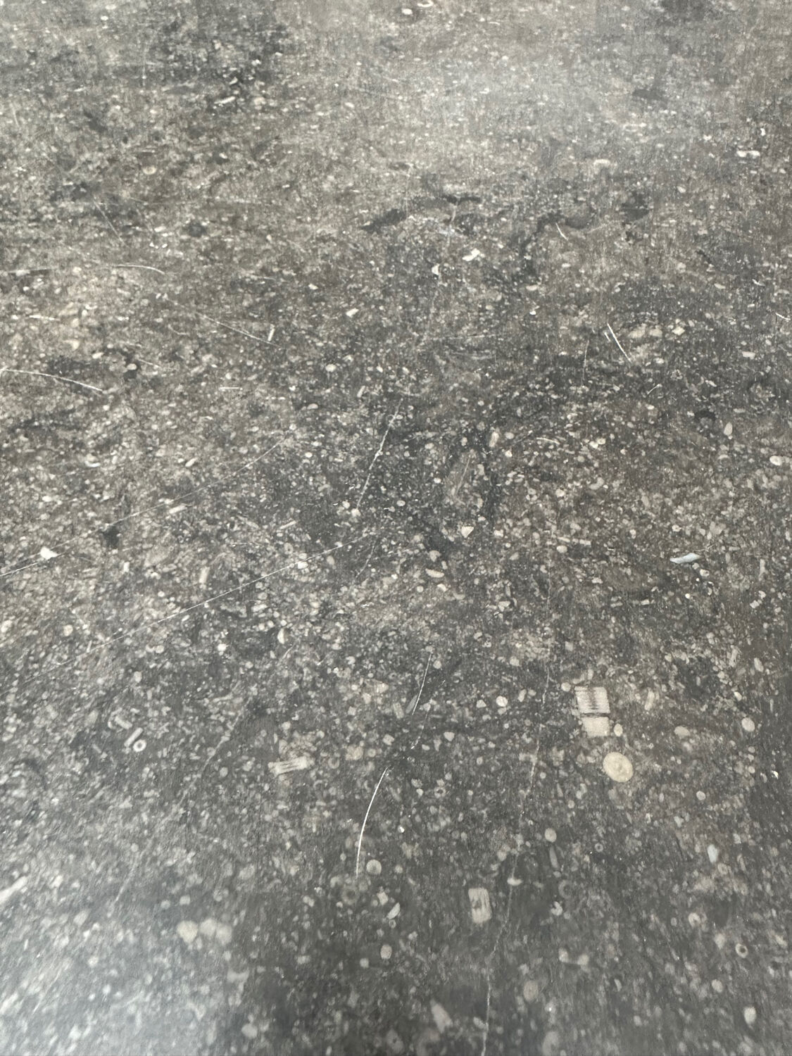 Ilot de magasin recouvert d’une pierre bleue