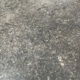 Ilot de magasin recouvert d’une pierre bleue